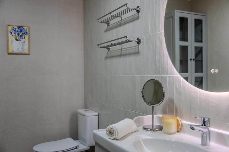 Toilet, Bathroom, towels