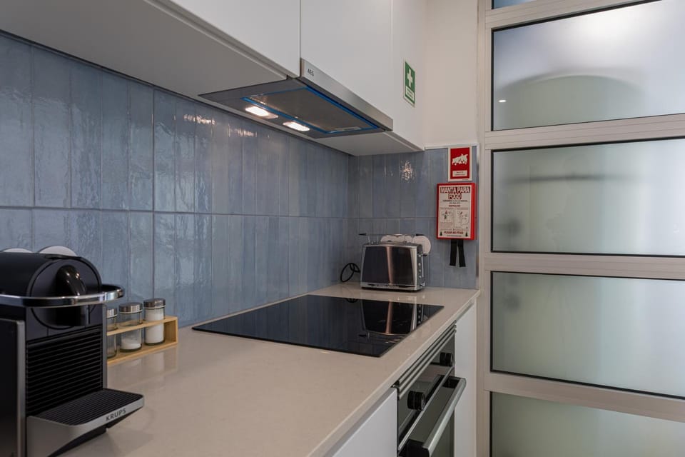Coffee/tea facilities, oven, kitchen