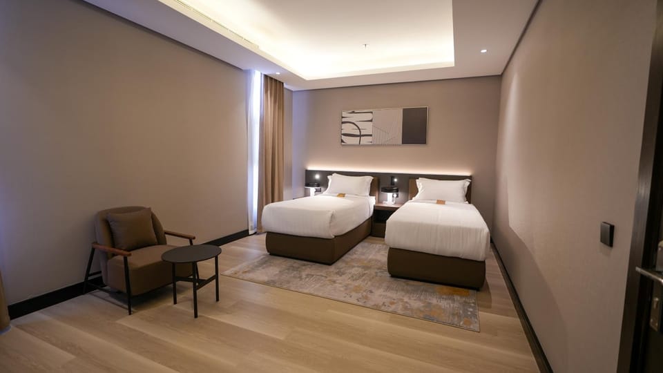 Bed, Living room, Photo of the whole room, Seating area, Bedroom