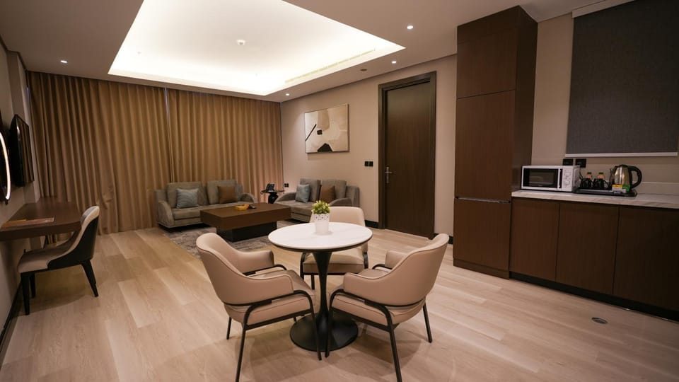 TV and multimedia, Coffee/tea facilities, Kitchen or kitchenette, Living room, Seating area, Dining area, minibar