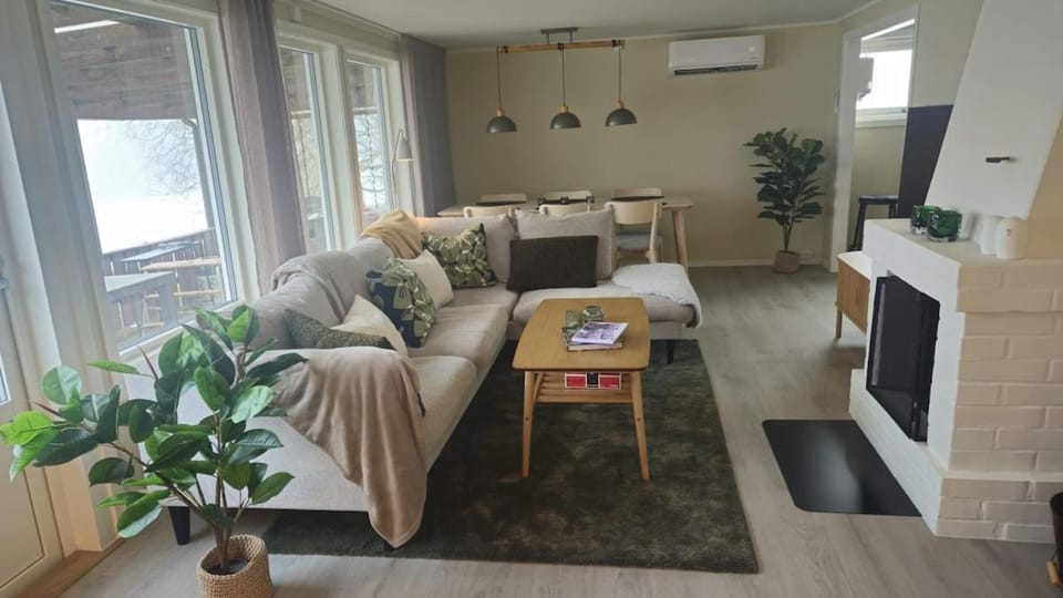 TV and multimedia, Living room, Seating area, Dining area, internet, air conditioner