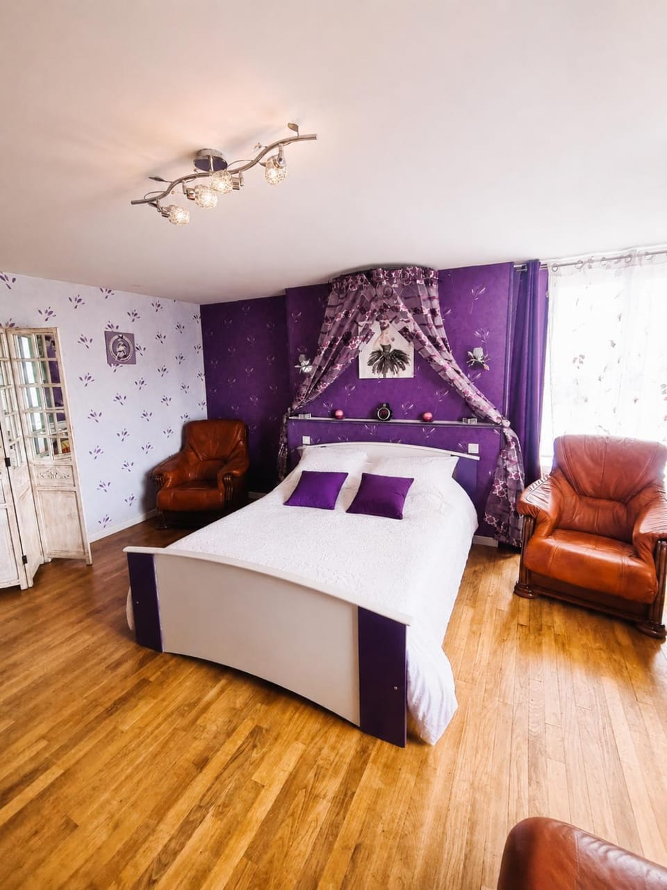 Bed, TV and multimedia, Bedroom