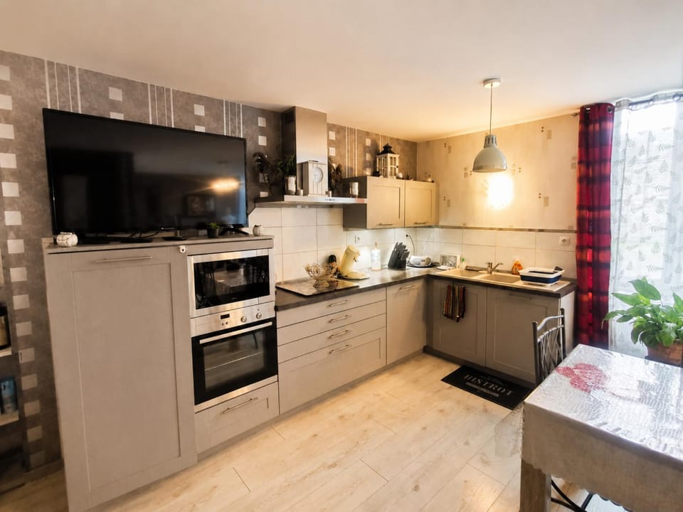 TV and multimedia, oven, stove, kitchen