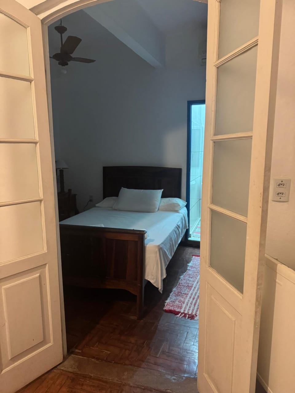 Restaurant/places to eat, Bed, towels, air conditioner