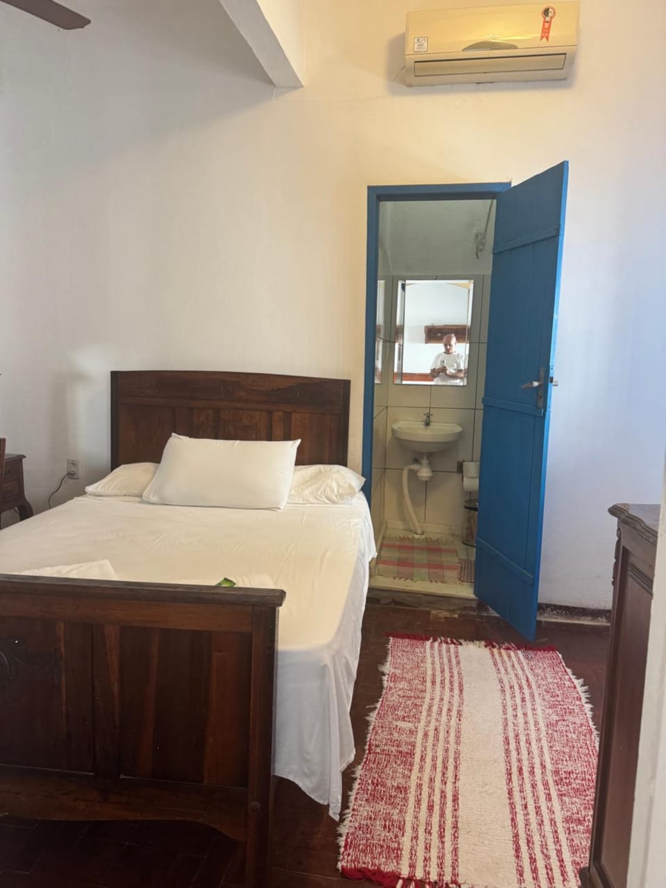 Bed, Photo of the whole room, towels, air conditioner