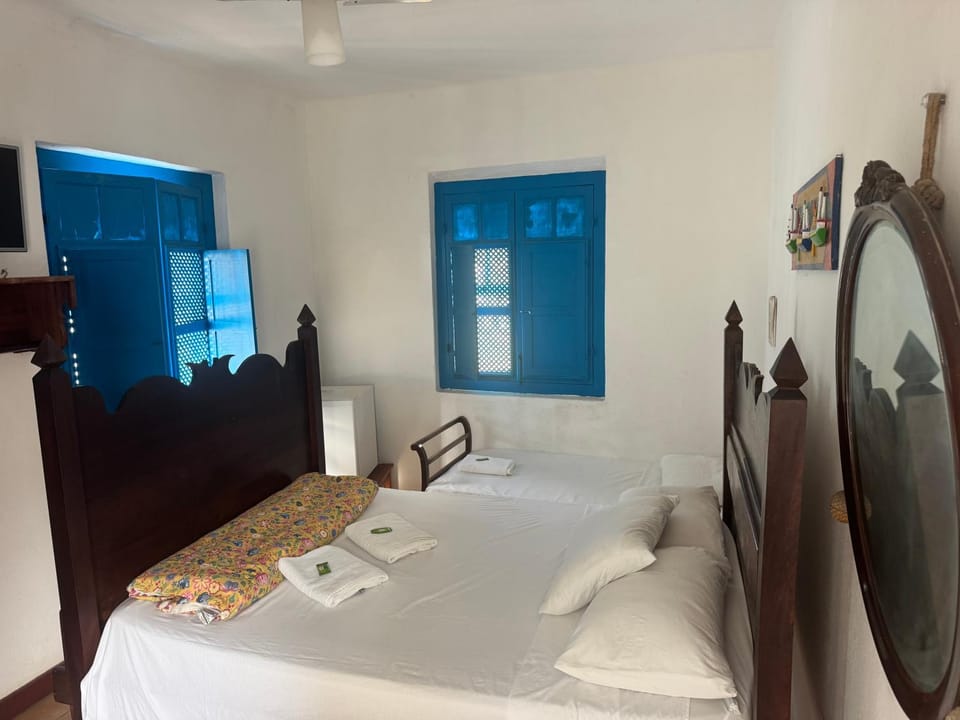 Bed, TV and multimedia, Bedroom, towels
