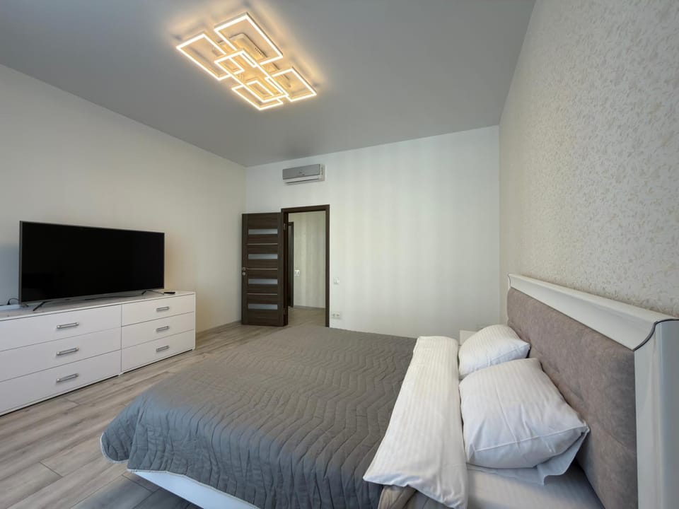 Bed, TV and multimedia, Photo of the whole room, Bedroom, internet, air conditioner