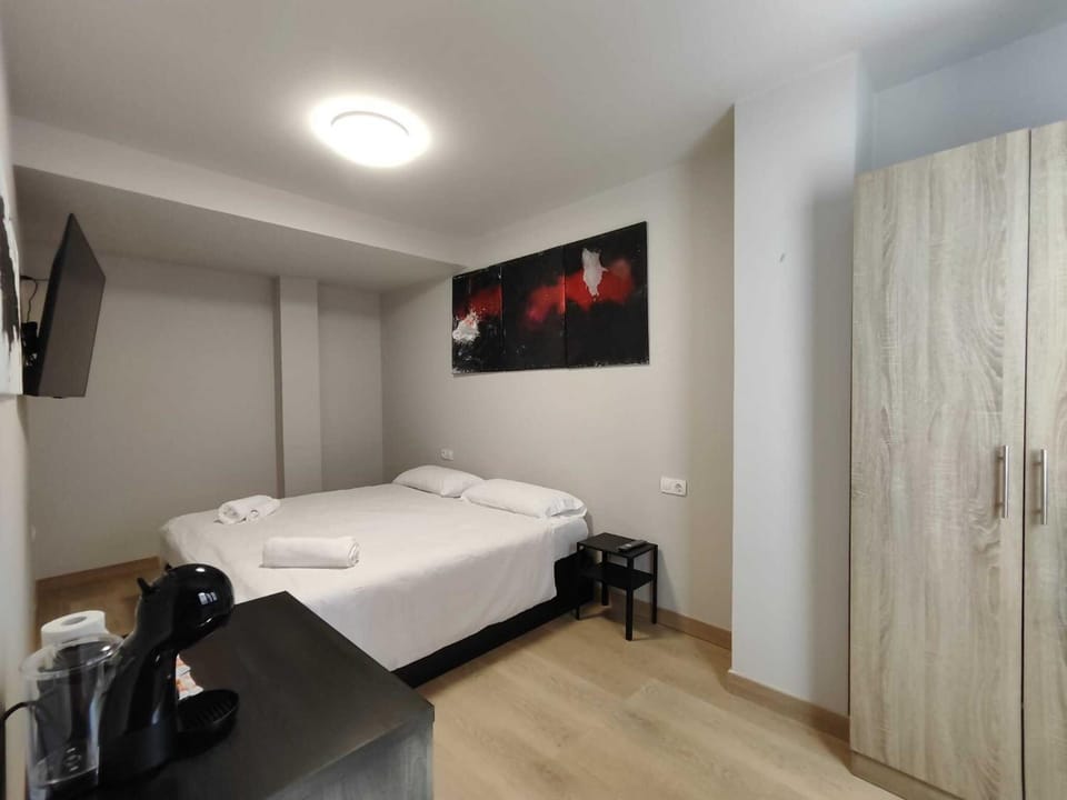 Bed, TV and multimedia, Photo of the whole room, Bedroom, wardrobe