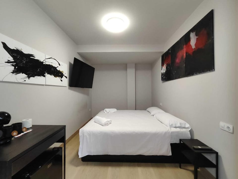 Photo of the whole room, Bedroom