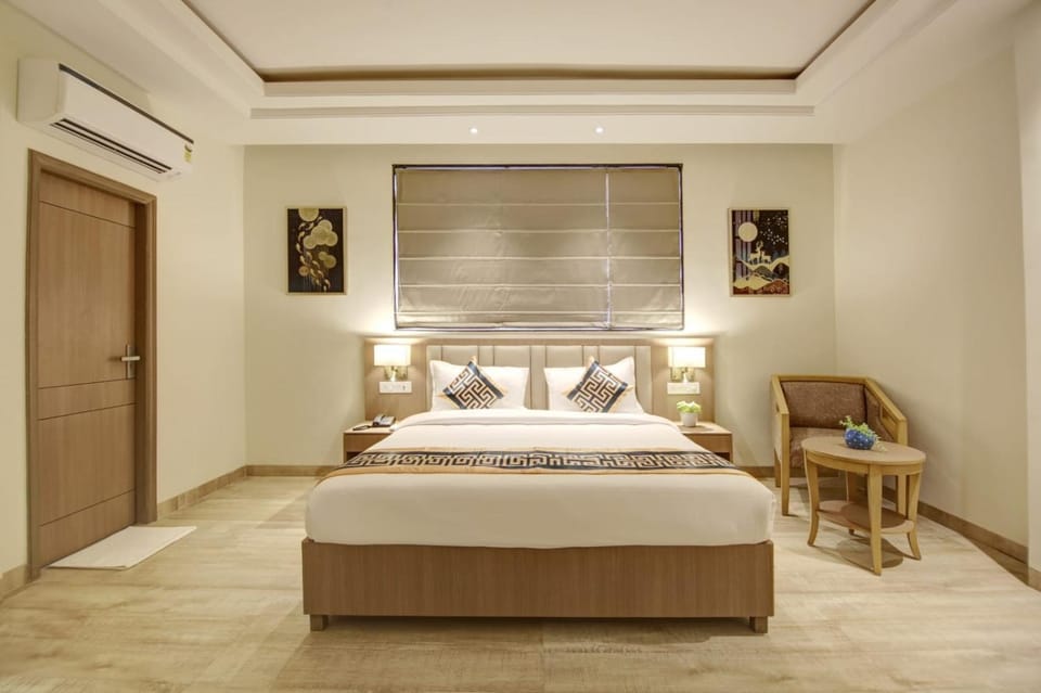 Bed, Living room, Photo of the whole room, Seating area, Bedroom, wardrobe