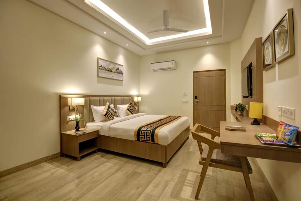 Bed, TV and multimedia, Living room, Photo of the whole room, Seating area, Bedroom, hair dresser, towels, wardrobe, air conditioner