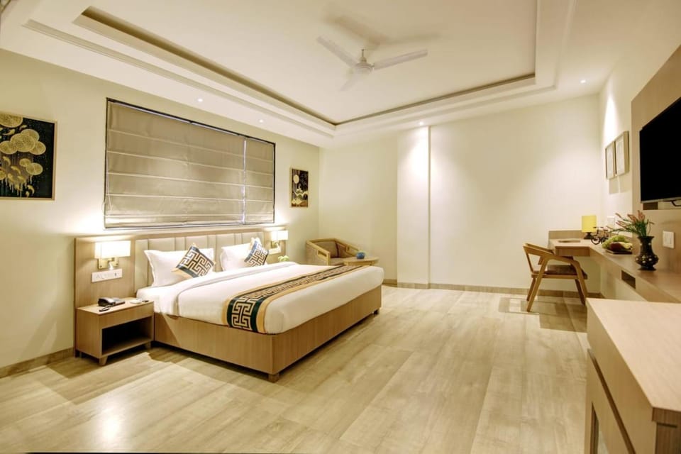 Bed, TV and multimedia, Living room, Photo of the whole room, Seating area, Bedroom, fireplace, air conditioner