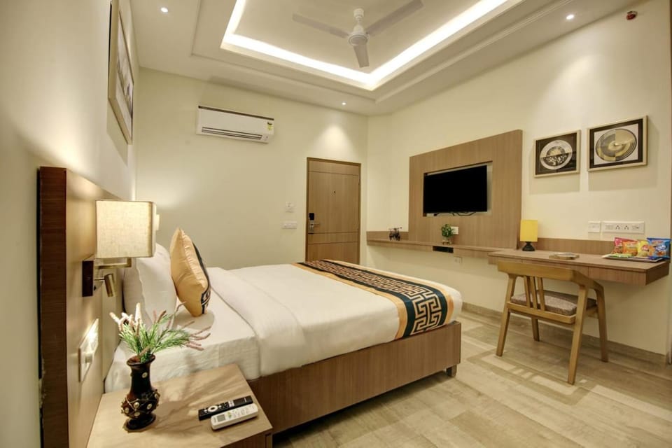Communal lounge/ TV room, Bed, TV and multimedia, Living room, Photo of the whole room, Seating area, Evening entertainment, Bedroom, hair dresser, air conditioner