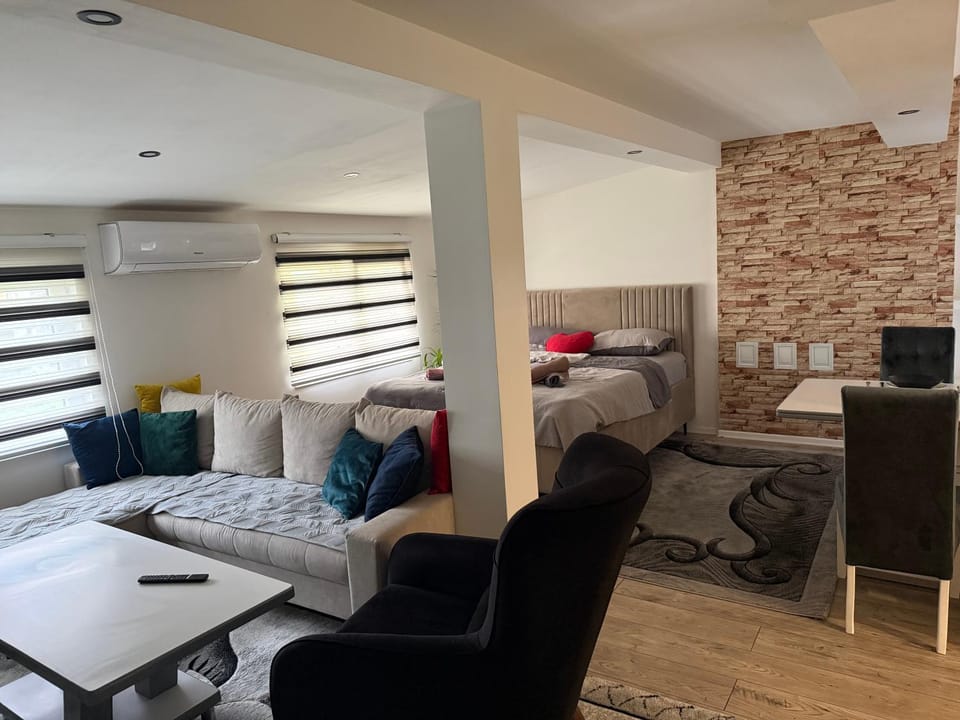 Bed, Seating area, air conditioner