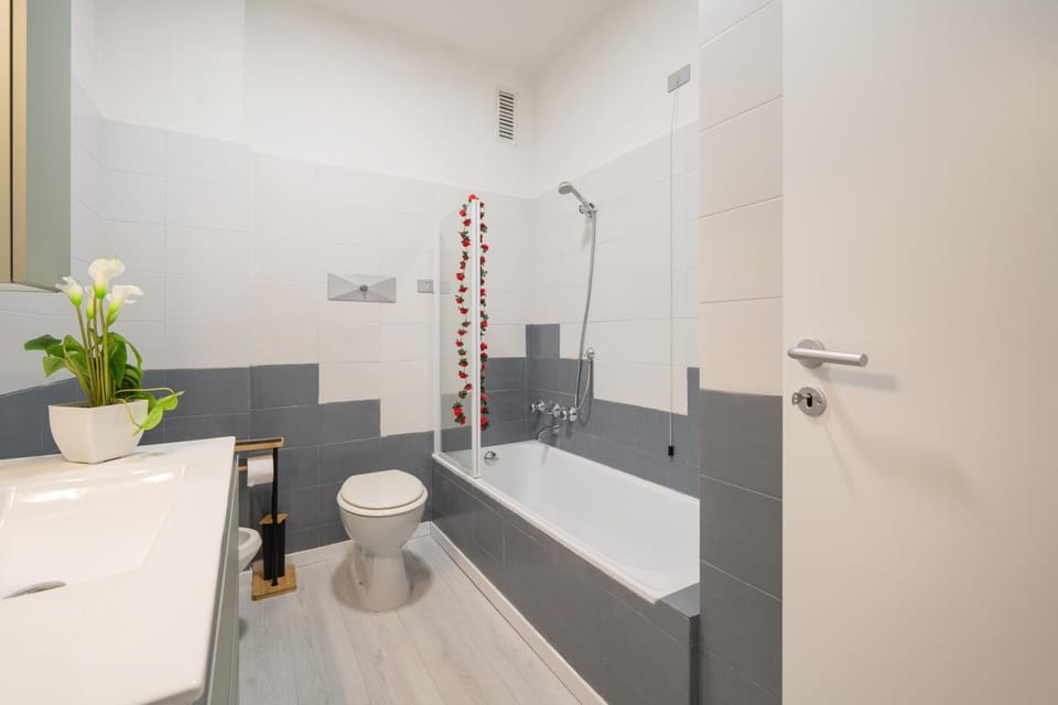 Como, Swiss 5 min - Lake at 10 min - Wifi, Parking Apartment in Como