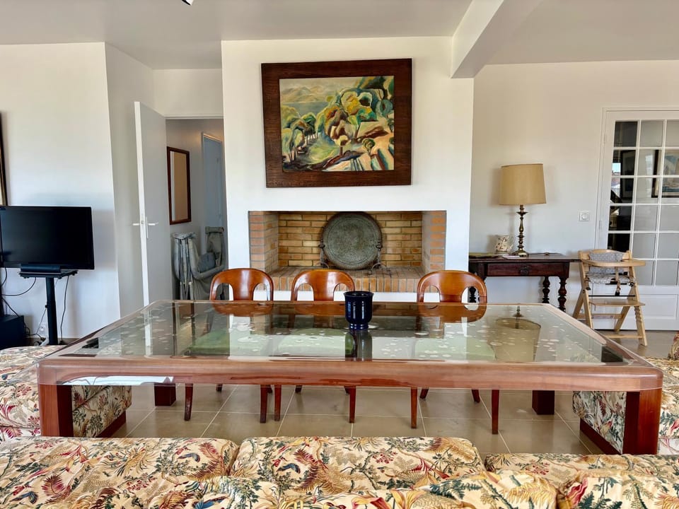 Communal lounge/ TV room, TV and multimedia, Living room, Seating area, Dining area