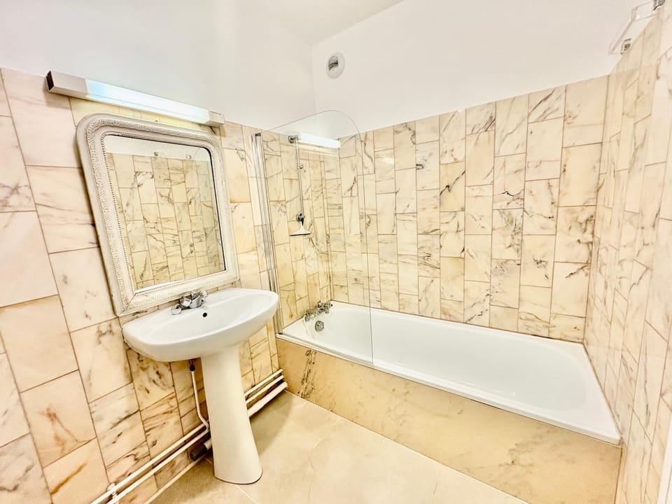 Bathroom, Bath, towels