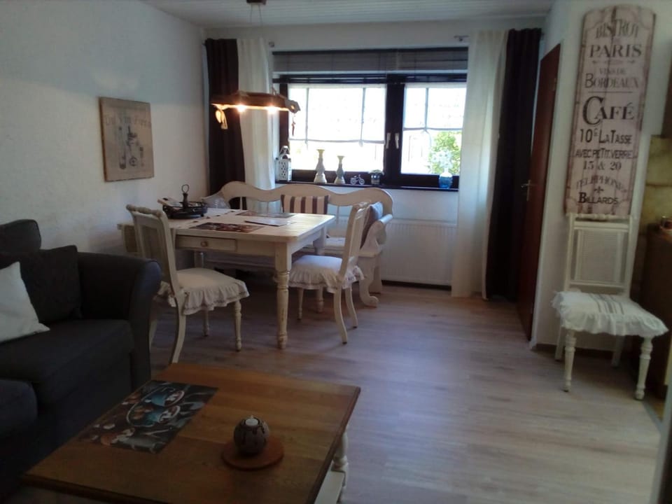 Seating area, Dining area