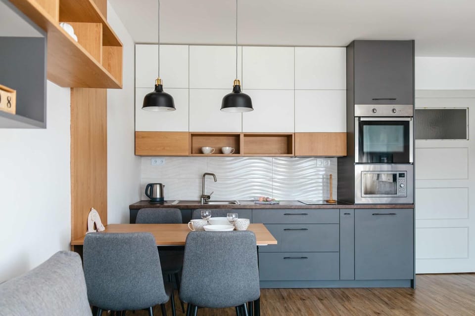 Coffee/tea facilities, Kitchen or kitchenette, Dining area, oven, stove
