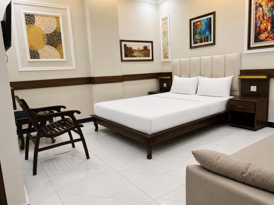Bed, Living room, Photo of the whole room, Seating area, Bedroom