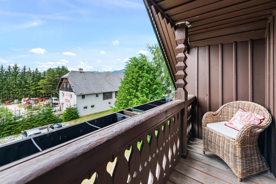 Property building, Day, Garden, Balcony/Terrace, Seating area