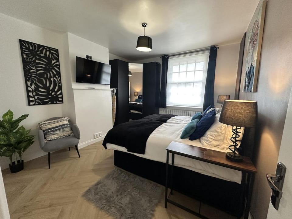 2BR Weekly stays, Contractors-Relocators, Sleeps 5 in Tottenham House in London
