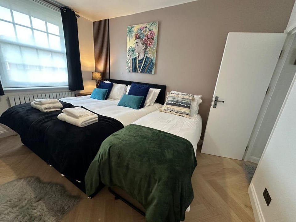 2BR Weekly stays, Contractors-Relocators, Sleeps 5 in Tottenham House in London