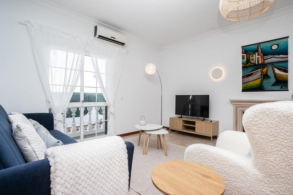 Communal lounge/ TV room, TV and multimedia, Living room, air conditioner