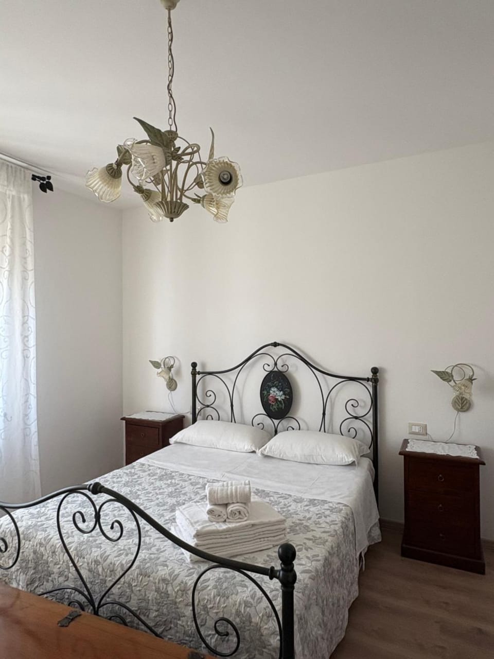 Photo of the whole room, Bedroom, Family