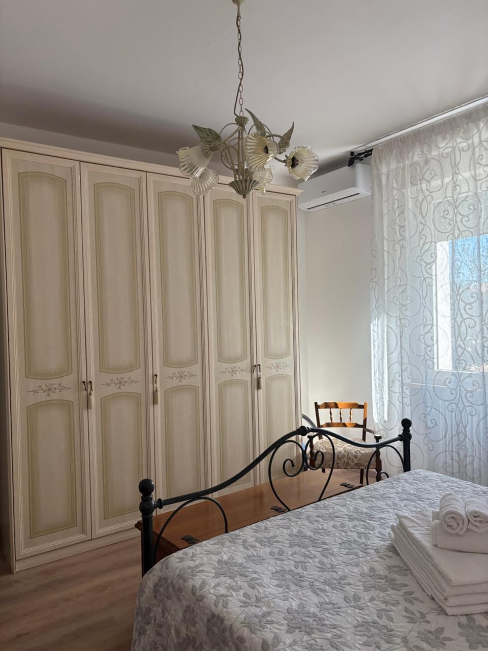 Bedroom, towels, towels, wardrobe