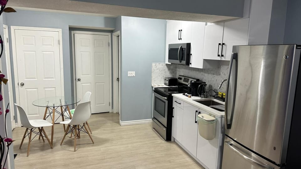 Kitchen or kitchenette, Dining area, oven, stove