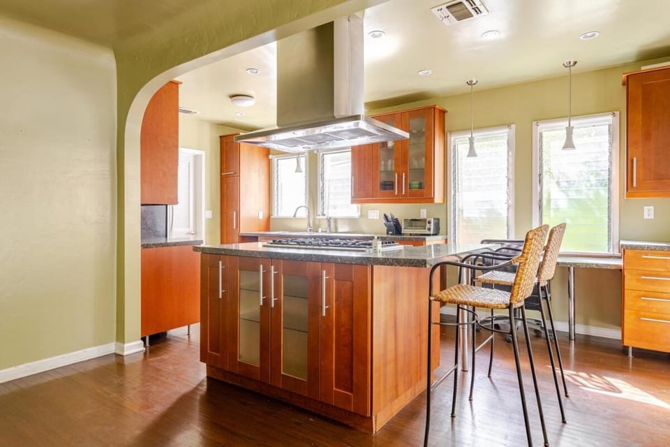Melrose Ave 2 bedroom home with sunny front yard Apartment in West Hollywood