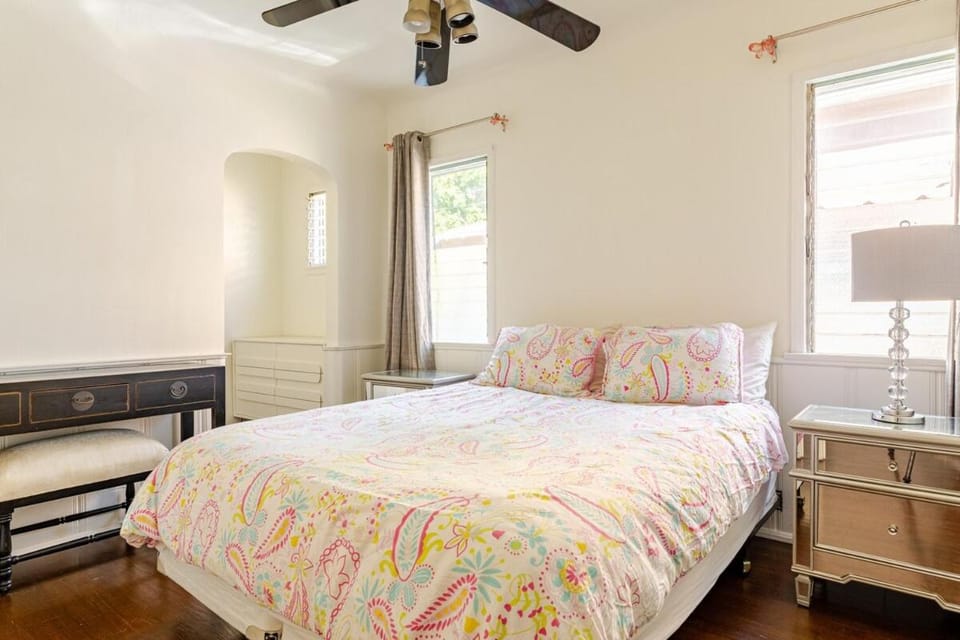Melrose Ave 2 bedroom home with sunny front yard Apartment in West Hollywood