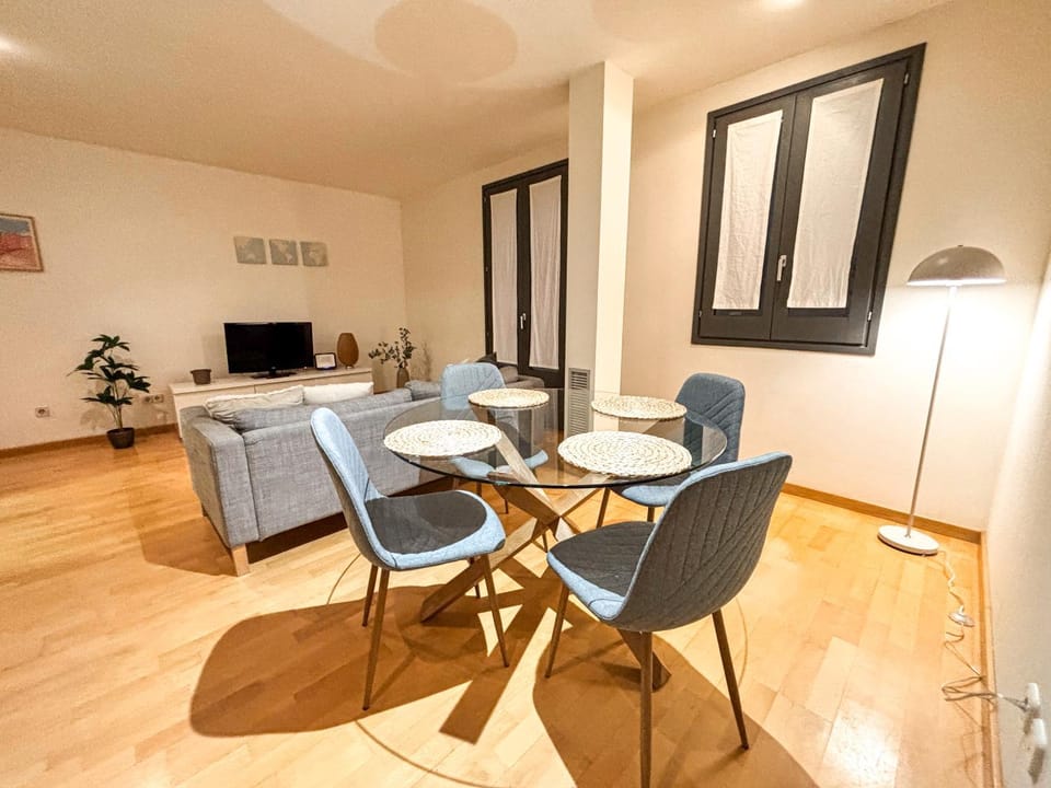 Two bedroom apartment behind the Rambla Apartment in Girona