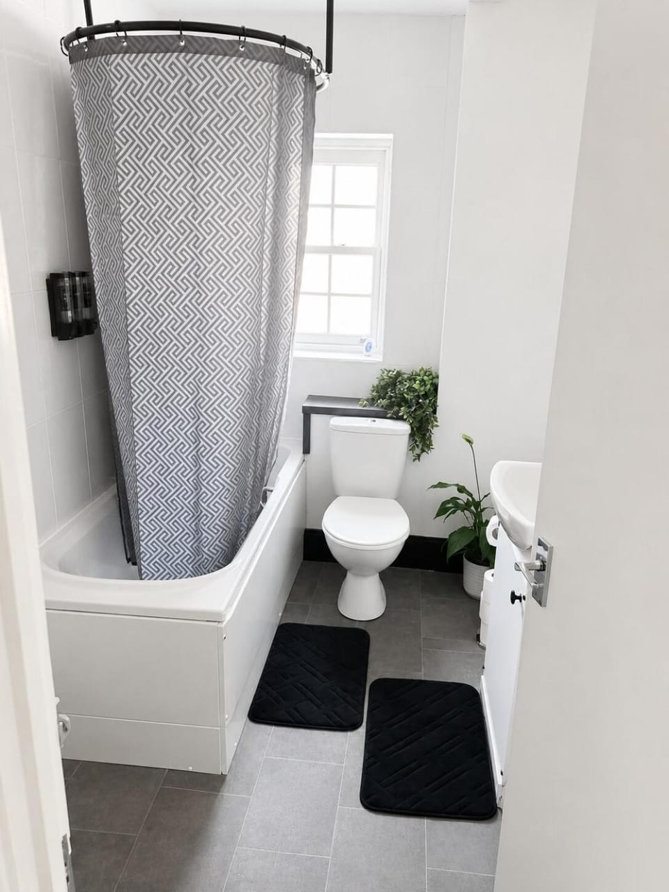 Stylish and Cosy Home Away from Home with Free Wi-Fi House in Colchester
