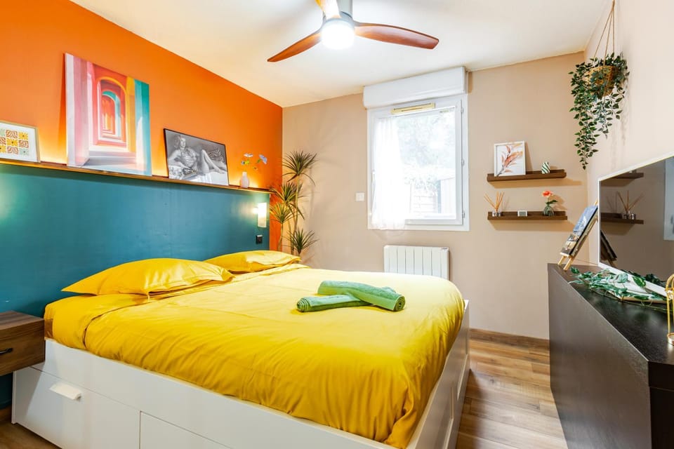 Bed, TV and multimedia, Photo of the whole room, Bedroom