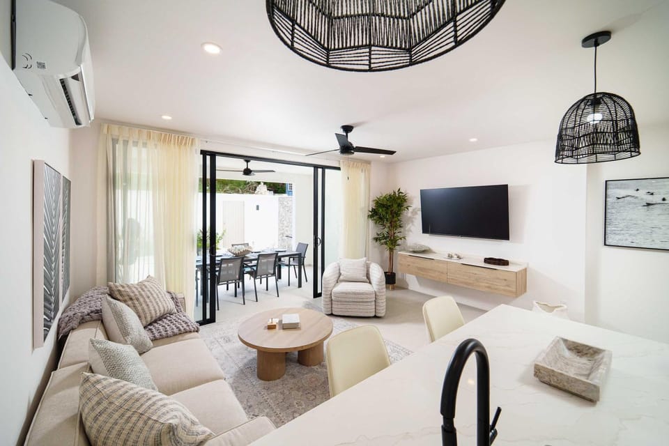 Walk to Beach New Elegant 3BR Villa with Pool House in Saint James