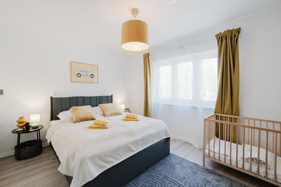Bedroom, cot, towels