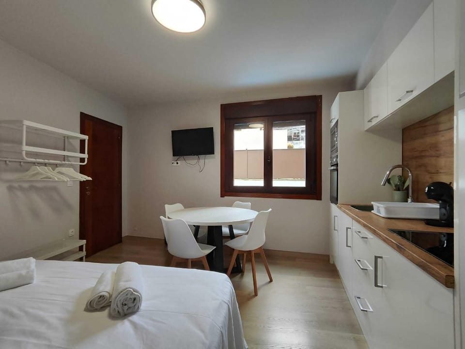 Bed, Kitchen or kitchenette, Photo of the whole room, Dining area, Bedroom, towels