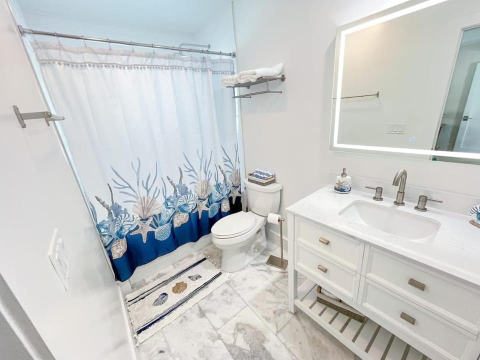 Large Cozy Oasis w Pool and Sunroom 7 min to Beach House in Marco Island