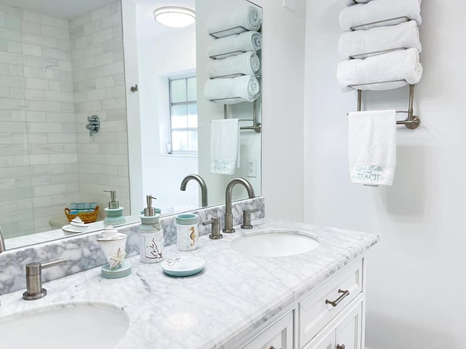 Large Cozy Oasis w Pool and Sunroom 7 min to Beach House in Marco Island