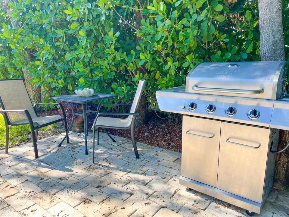 Large Cozy Oasis w Pool and Sunroom 7 min to Beach House in Marco Island