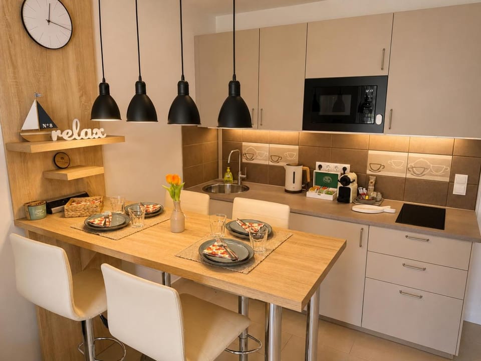 Coffee/tea facilities, Kitchen or kitchenette, Dining area, dishwasher, microwave, stove