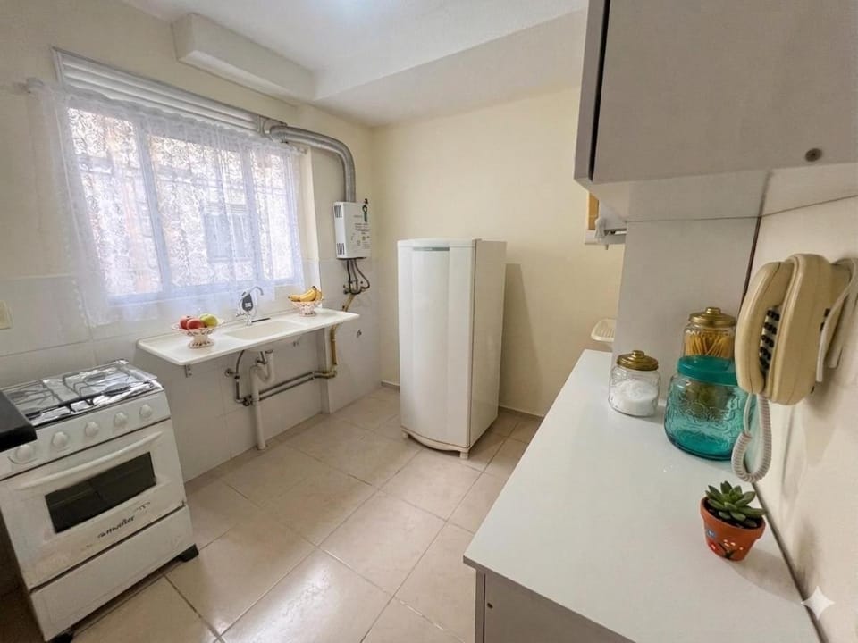 Kitchen or kitchenette, minibar, oven, stove