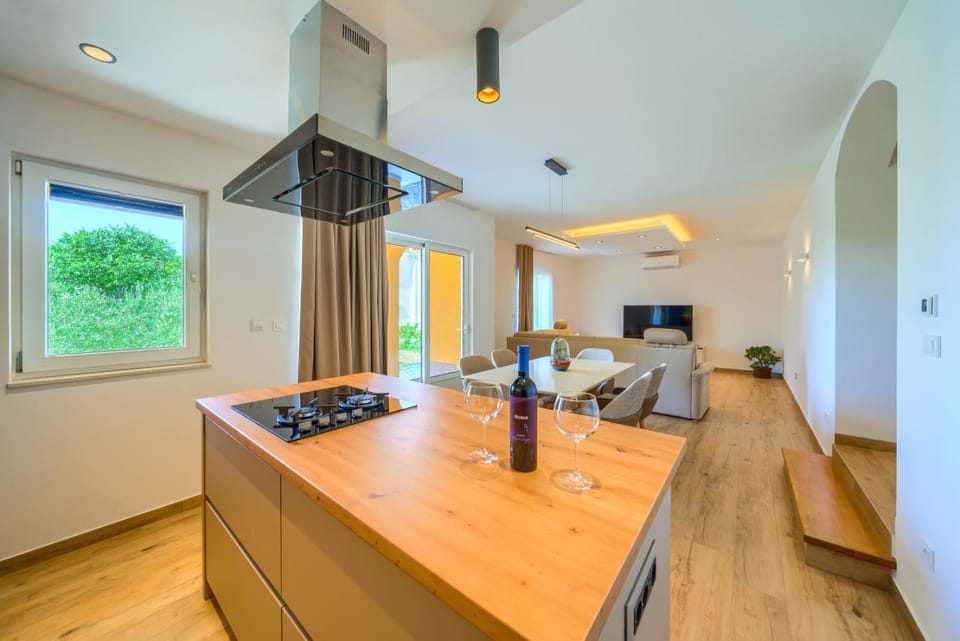 Kitchen or kitchenette, Living room, Dining area