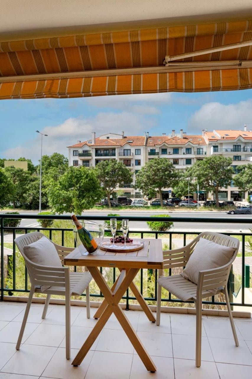Property building, Balcony/Terrace, Seating area, Dining area