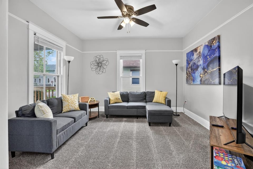 Renovated Dog Friendly 4 bedrooms Sleeps 9 House in Bay City