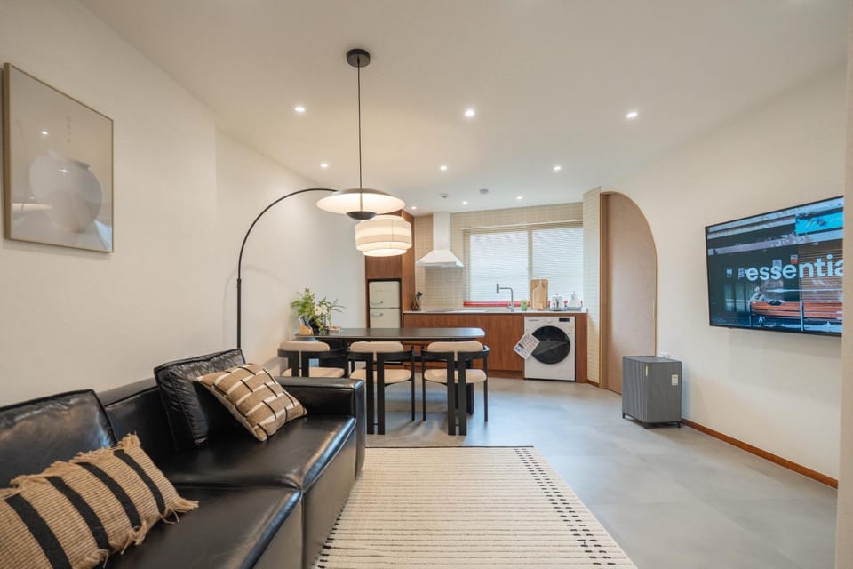 TV and multimedia, Living room, Seating area, Dining area, air conditioner