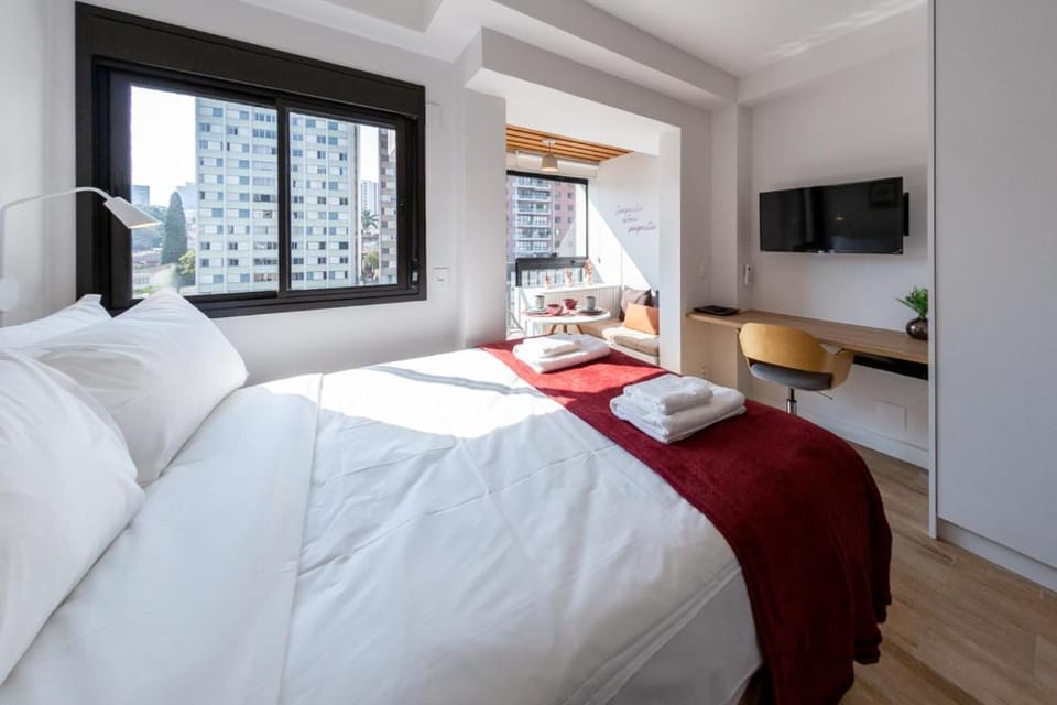 Bed, TV and multimedia, Photo of the whole room, Bedroom, towels