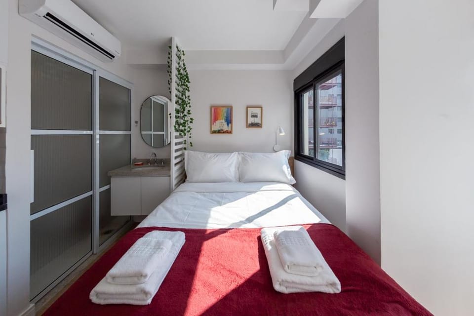 Bed, towels